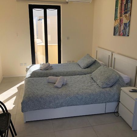 Appartamento The Sea Across The Road Penthouse 5 St. Paul's Bay Esterno foto