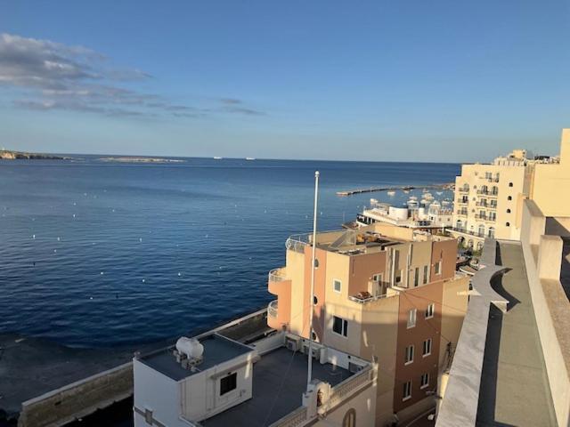 Appartamento The Sea Across The Road Penthouse 5 St. Paul's Bay Esterno foto