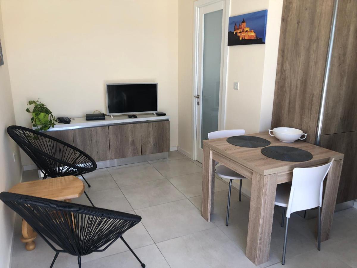 Appartamento The Sea Across The Road Penthouse 5 St. Paul's Bay Esterno foto
